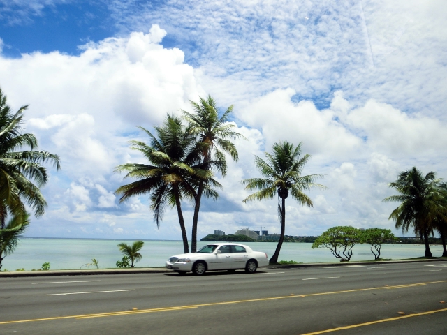 海辺の車